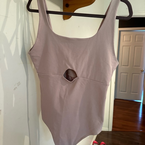 Abercrombie & Fitch Seamless Cutout Tank Bodysuit in beige — women’s size large - Picture 2 of 5